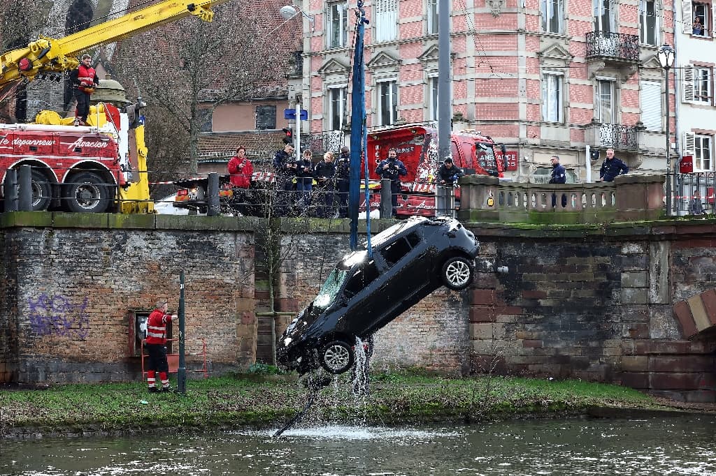 Une voiture tombe dans l’Ill à Strasbourg, deux morts