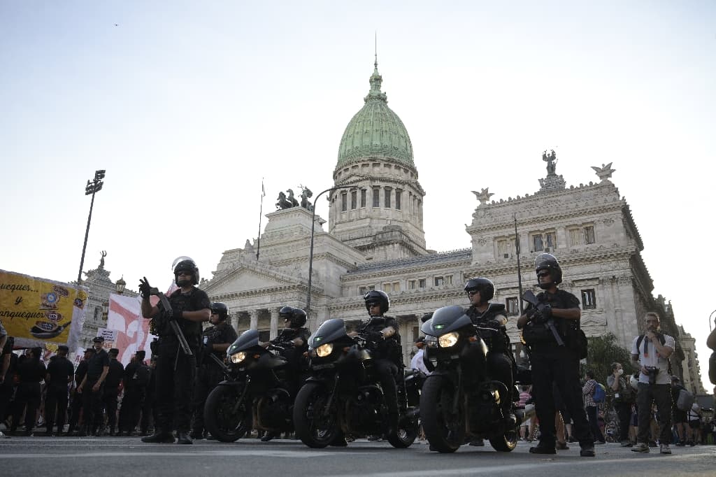 Réformes en Argentine: le débat parlementaire bousculé par la rue