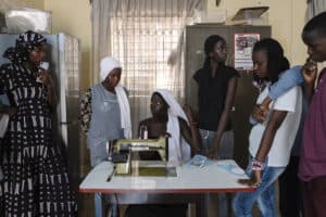 Au Sénégal, fabriquer des serviettes hygiéniques pour ne plus manquer l’école