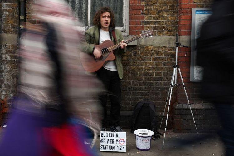 Station de métro après l'autre, le défi d'un musicien de rue à Londres