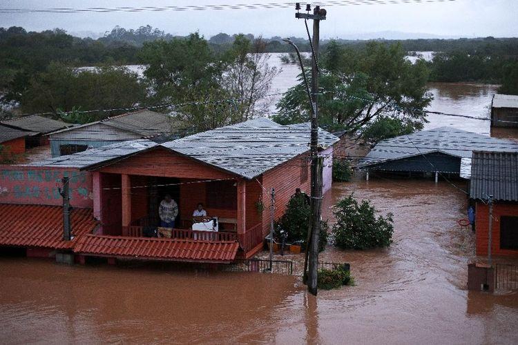 Brésil: 31 morts et 74 disparus dans le sud, submergé par les inondations