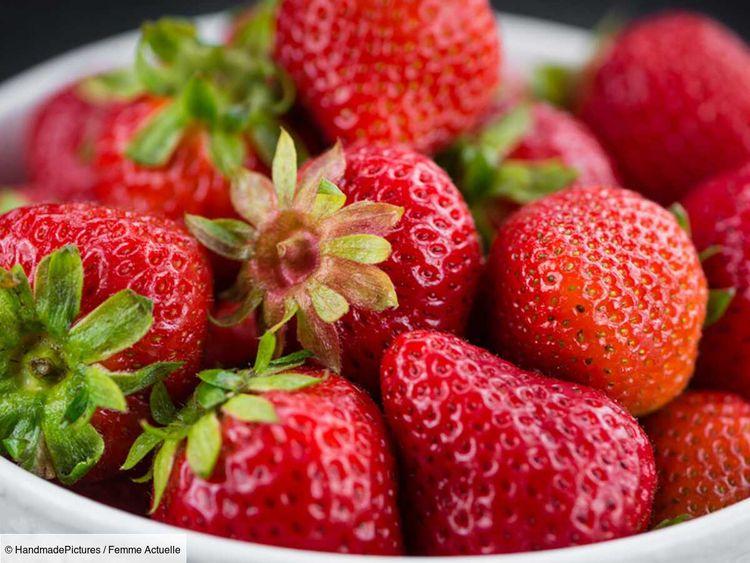 Équeuter les fraises facilement et sans les abîmer, l’astuce imparable