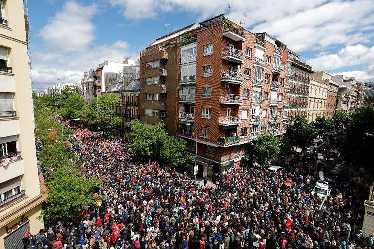 Espagne: mobilisation socialiste pour demander à Sanchez de ne pas démissionner