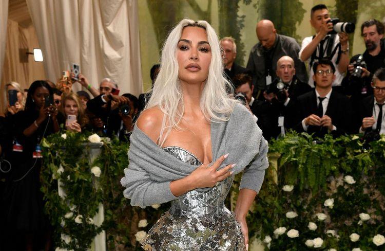 Met Gala 2024 : Kim Kardashian surprend avec son très sage petit cardigan