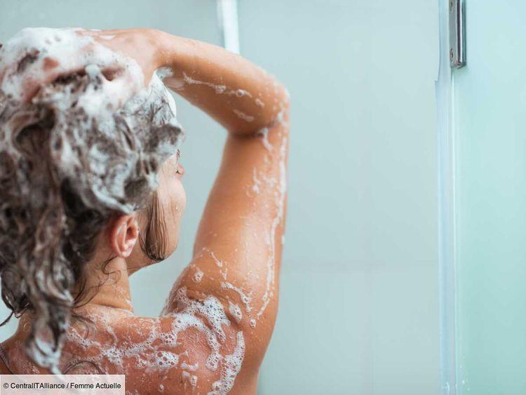 Faut-il vraiment faire deux shampoings quand on se lave les cheveux ? Un coiffeur répond
