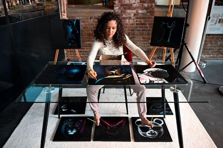 "Juste un défi": une artiste peint avec ses mains et ses pieds dix tableaux simultanément