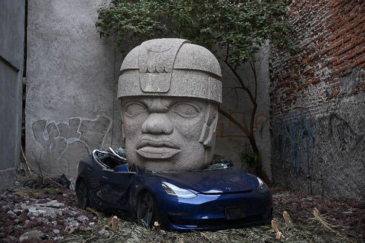 Une Tesla écrasée par une colossale sculpture pré-hispanique, l'idée provocatrice d'un artiste mexicain
