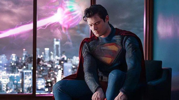 David Corenswet en Superman : un costume abîmé, des bottes rouge vif… et une attaque extraterrestre dans le ciel