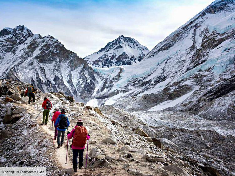 Everest : des étudiants français créés un centre de recyclage local