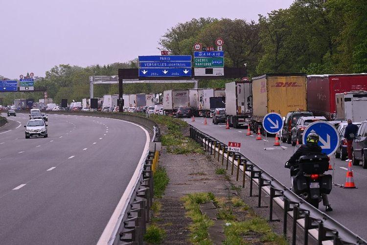 L'autoroute A13 fermée entre Paris et Vaucresson au moins jusqu'à lundi après un "mouvement de terrain"