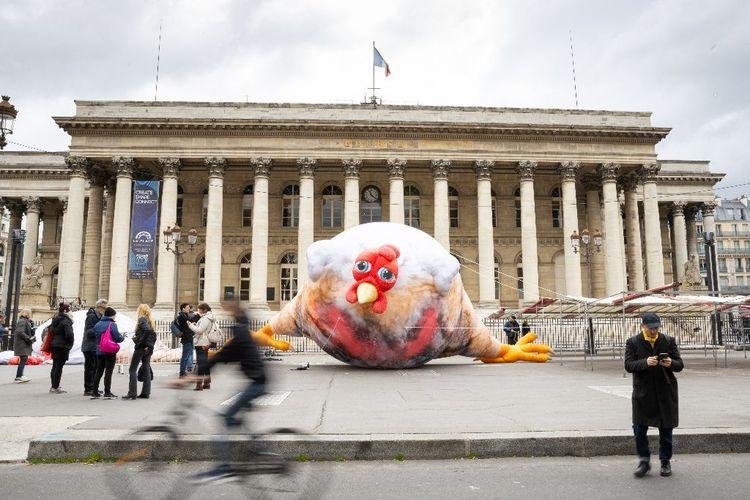 Contre l'élevage intensif, L214 déploie des poulets martyrs géants dans Paris