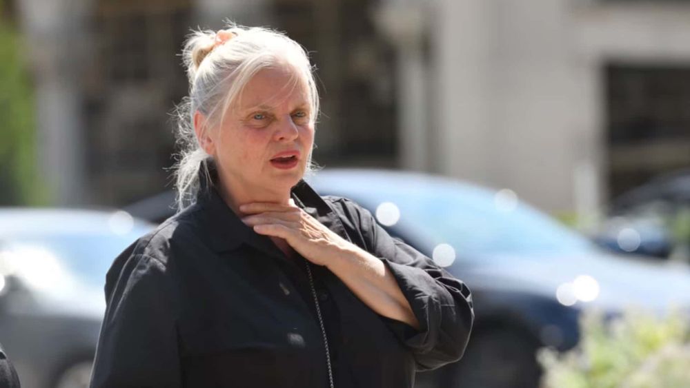 Κηδεία της Guesch Patti: δέκα μήνες μετά το τροχαίο της ατύχημα, η Isabelle Nanty είναι η μόνη διασημότητα που έκανε το ταξίδι