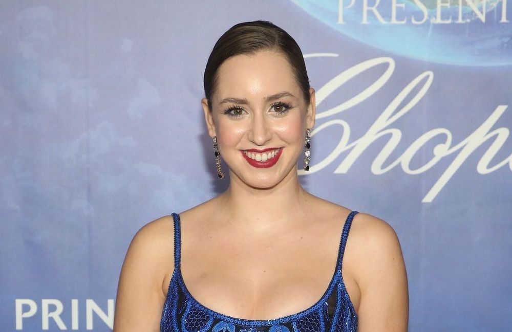 アルバート王子の娘であるジャズミン・グレース・グリマルディは、ニューヨークで彼女の歌手の才能を明らかにします